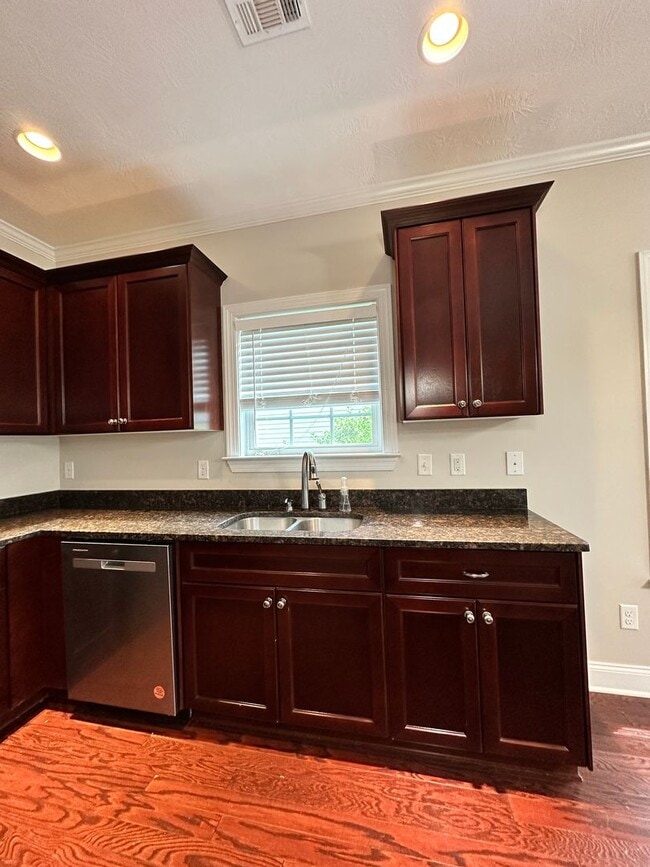Building Photo - 3 bed/2 bath home with 1-car garage for re...