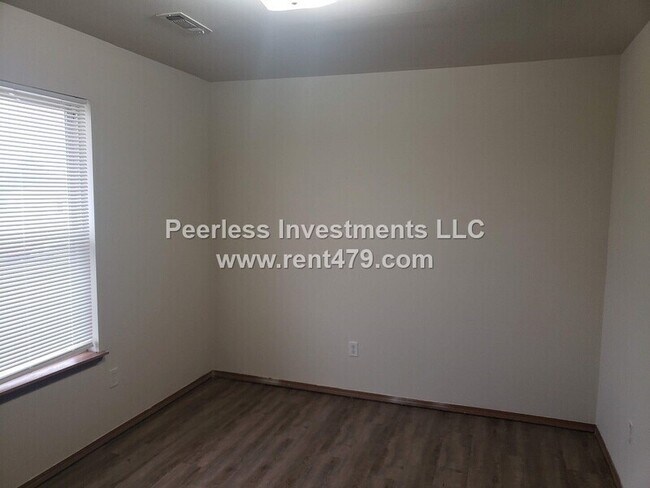 Building Photo - 1043 Vale St