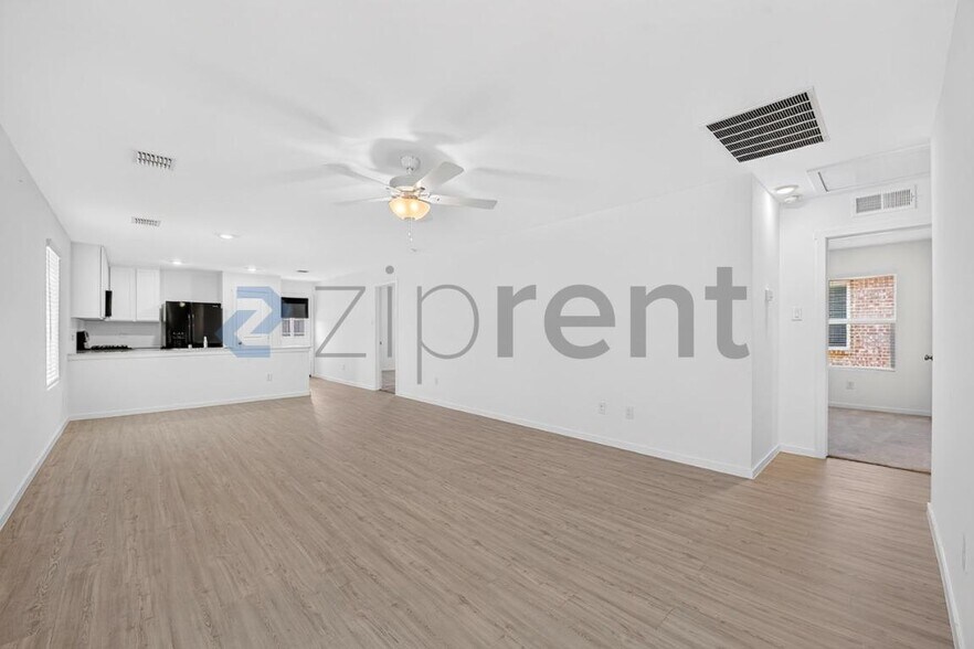 Building Photo - Unit