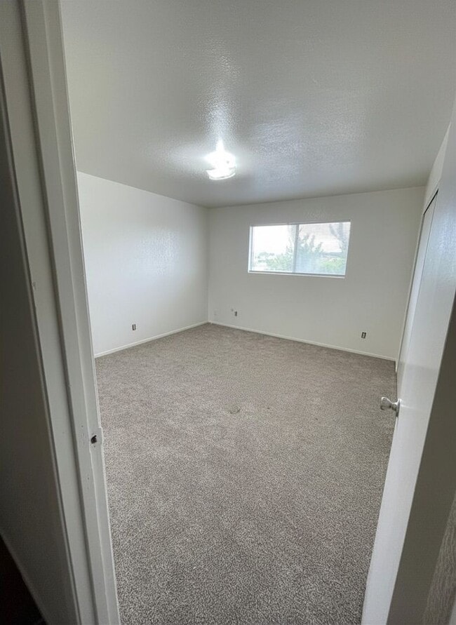 Building Photo - Charming Townhouse (2 Bed / 1.5 Bath)