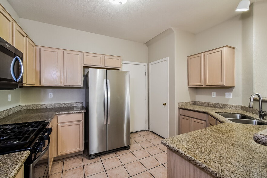 Building Photo - 2501 Lady Elizabeth Ct
