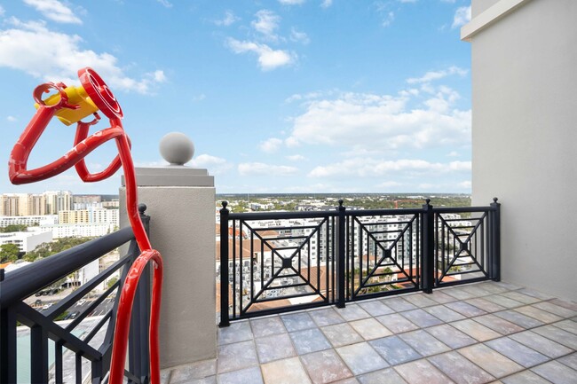 Building Photo - "Luxurious 3-Bed Sarasota Penthouse with S...