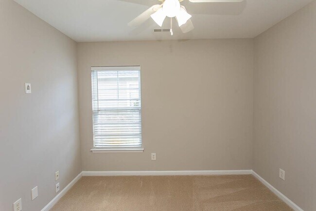 Building Photo - 384 Esher Ct