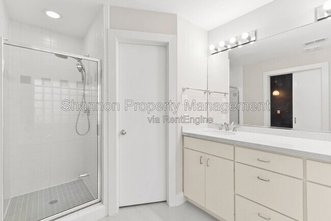 Building Photo - 1604 Reinerman St