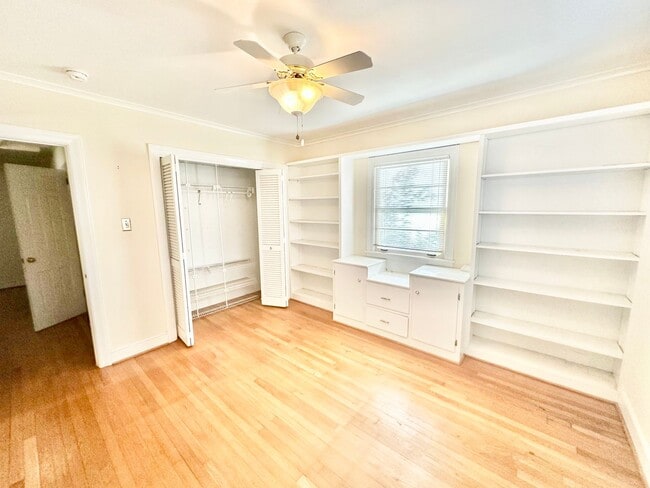 Building Photo - 952 Hawthorne Ln