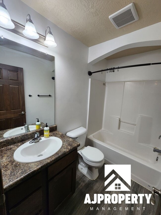 Building Photo - 6521 W Amber St