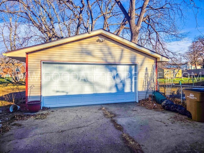 Building Photo - 2 Bedroom 1 Bath duplex home in Windsor Heights with Garage!!!
