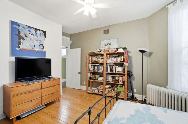 Building Photo - 1220 Louden St