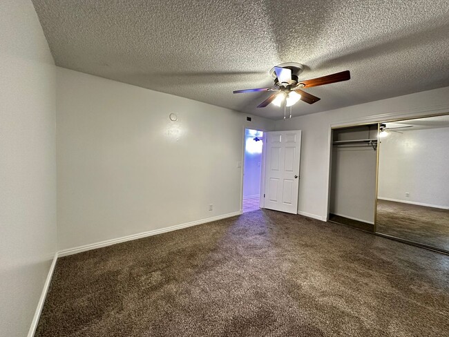 Building Photo - Great 2 bedroom Condo now Available!