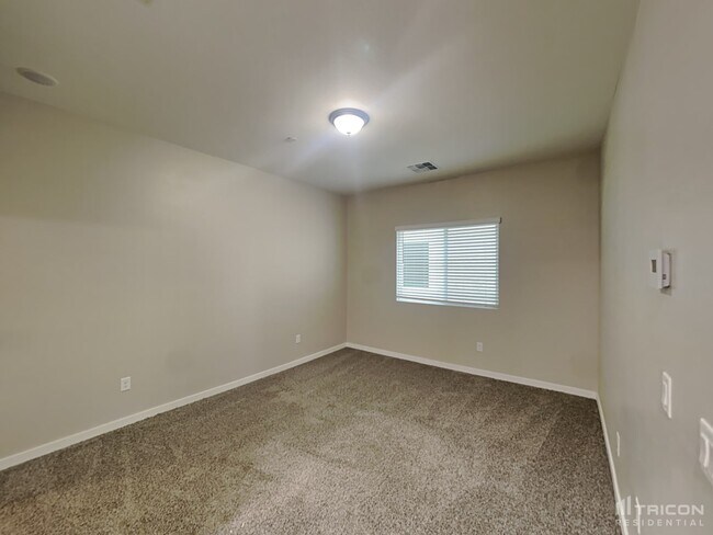 Building Photo - 4536 E Grandview St