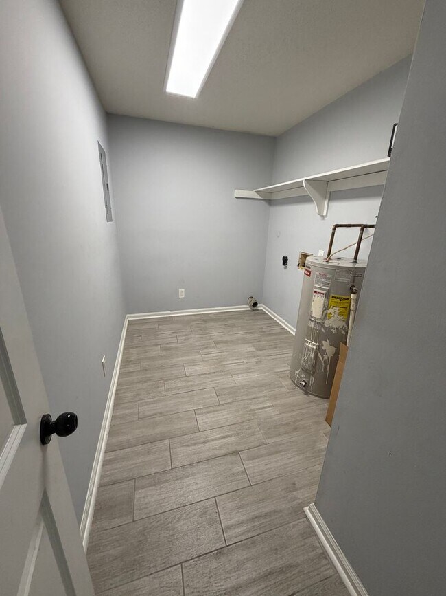 Building Photo - 1100 Chandler Dr