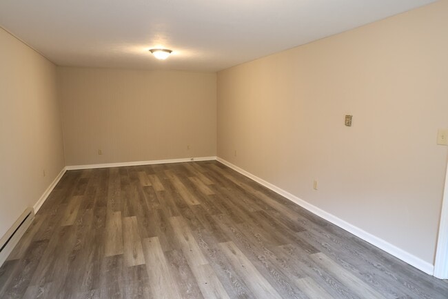Building Photo - 549 S Gum St