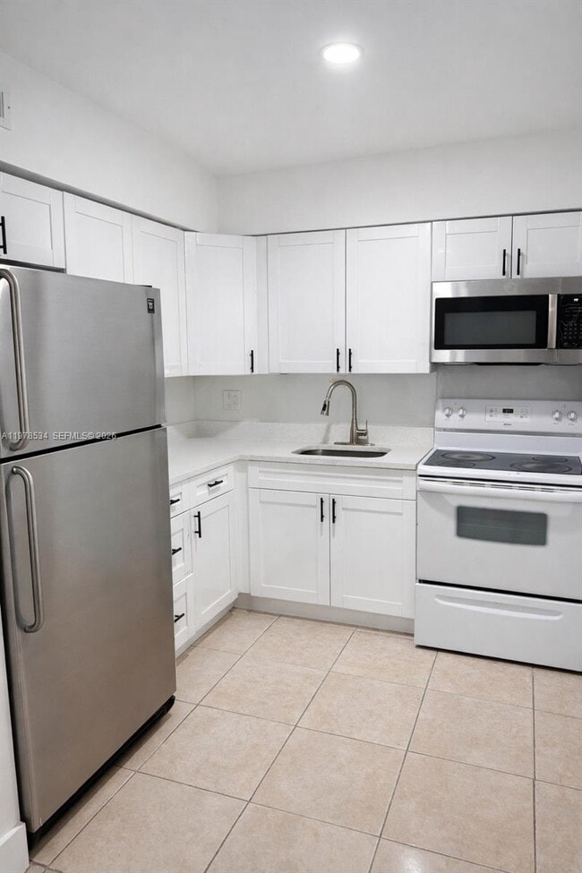 Building Photo - 221 NE 40th St