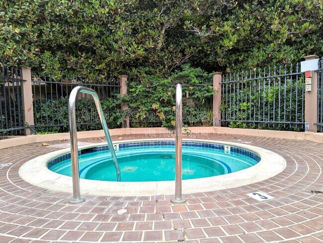 Building Photo - 8850 Villa La Jolla Dr