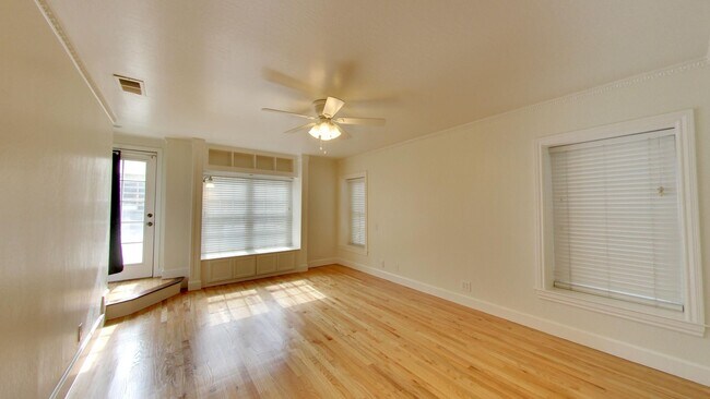 Building Photo - Lakeside 3 Bedroom / 3 Bathroom Single Fam...