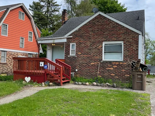 Primary Photo - 989 Argyle Ave