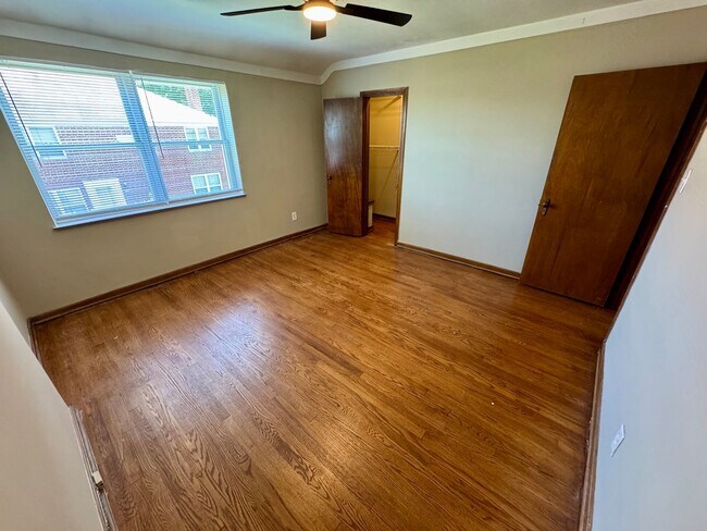 Building Photo - 2 Bedroom - Grandview Area