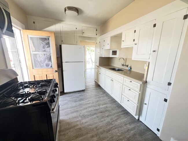 Building Photo - 4060 Oakcrest Dr