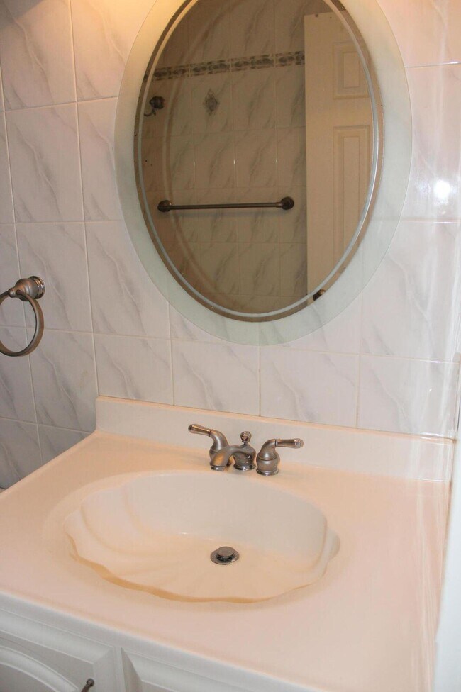 Building Photo - 4327 Palm Forest Dr N