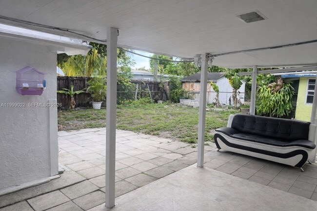 Building Photo - 6833 SW 20th Ct