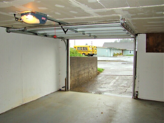 Building Photo - Charming 3 bedroom, 2 bath home