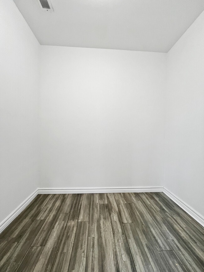 Building Photo - 24W500 Seabrook Ct
