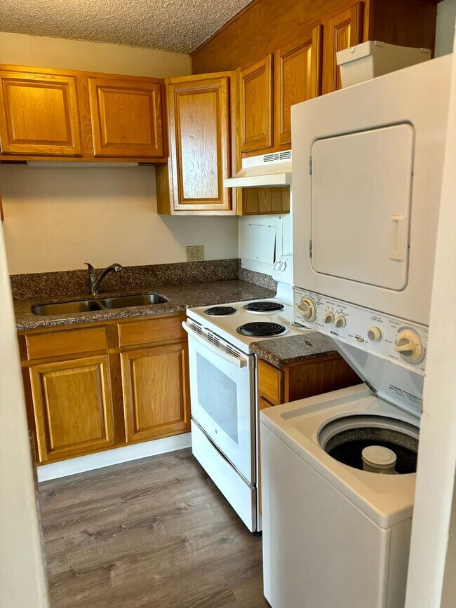 Building Photo - For Rent | Spacious Studio with 1 assigned parking stall located at Kemo'o By The Lake