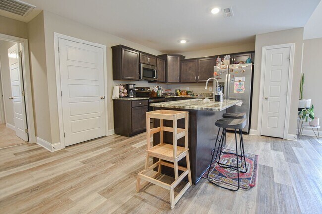 Building Photo - Pet Friendly Three Bedroom!