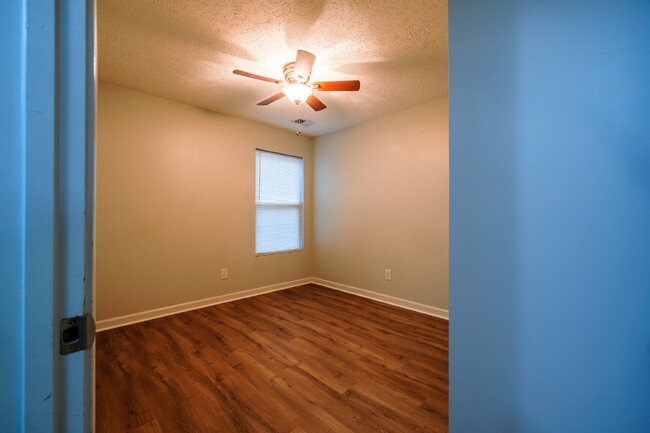 Building Photo - NOW AVAILABLE!!  Quaint 3 Bed, 2 Bath Home...