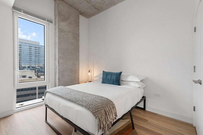 Building Photo - 853 W Blackhawk St