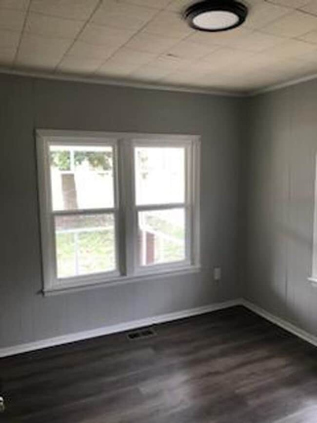 Building Photo - 2 bedroom home on large lot