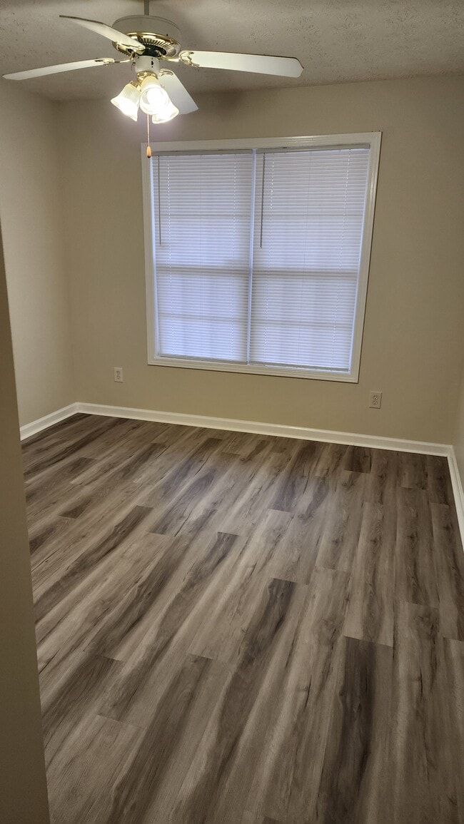 Building Photo - 45 Spring Valley Way