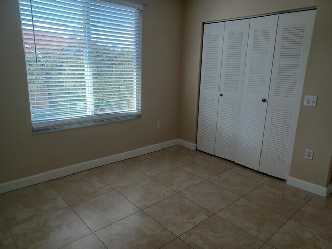 Building Photo - 818 Villa Cir