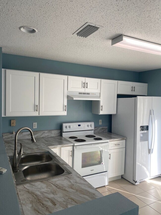 Building Photo - Lovely 2x1 in St. Augustine! Gorgeous Upgrade Kitchen!