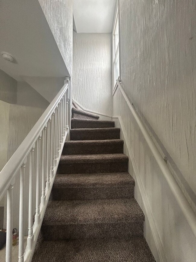 Building Photo - 3 bedroom house