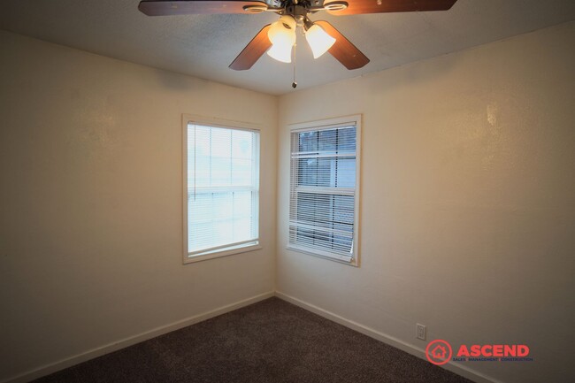 Building Photo - Cozy home located in the Northeast!