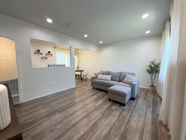 Building Photo - 813 W Beach Ave