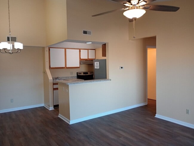 Building Photo - 2 Bed 1 Bath Apartment