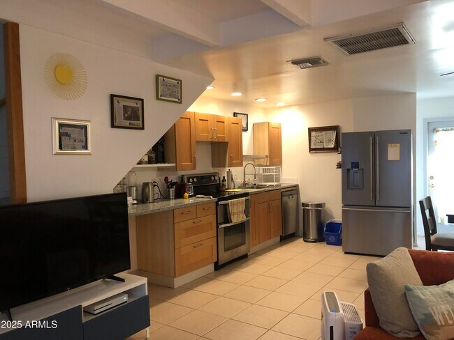 Building Photo - 2025 S Granada Dr