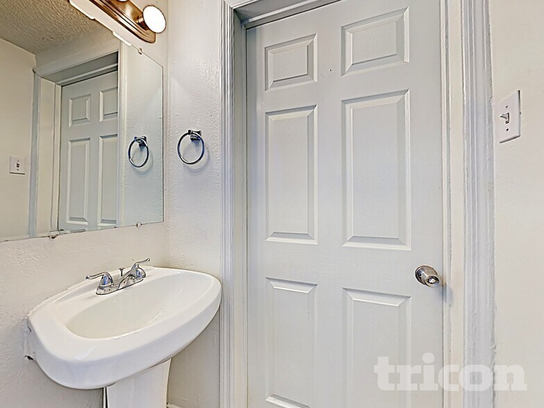 Building Photo - 1511 N Davidson St