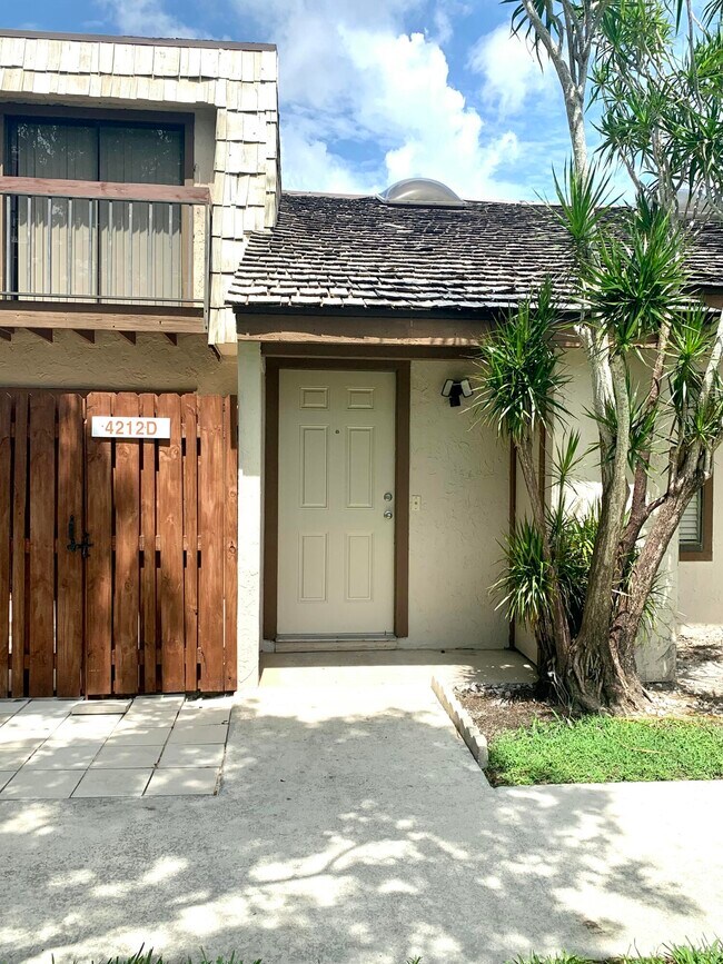 Building Photo - 4212 Palm Bay Cir