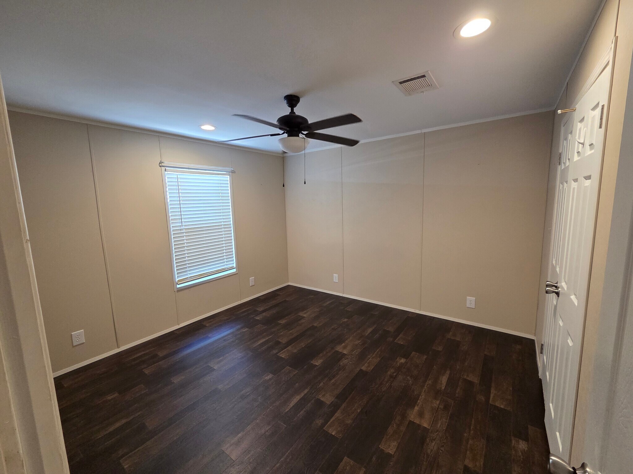 Building Photo - 2409 Creekview Dr