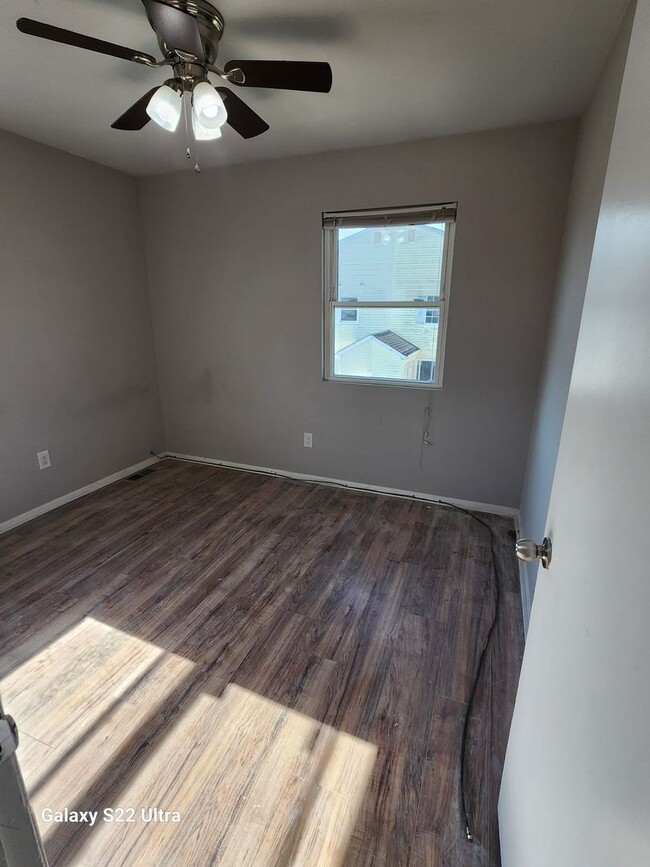 Building Photo - Spacious 2 Bedroom TownHouse!