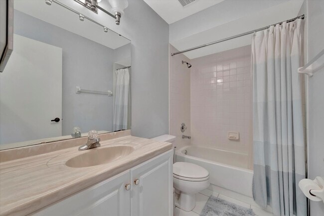 Building Photo - Golf Membership Included • 6-12 Months Lease • Furnished 2 Bedroom Condo