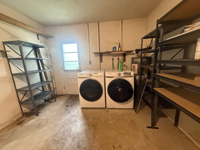 Building Photo - Charming 2 bedroom 1.5 bathroom home