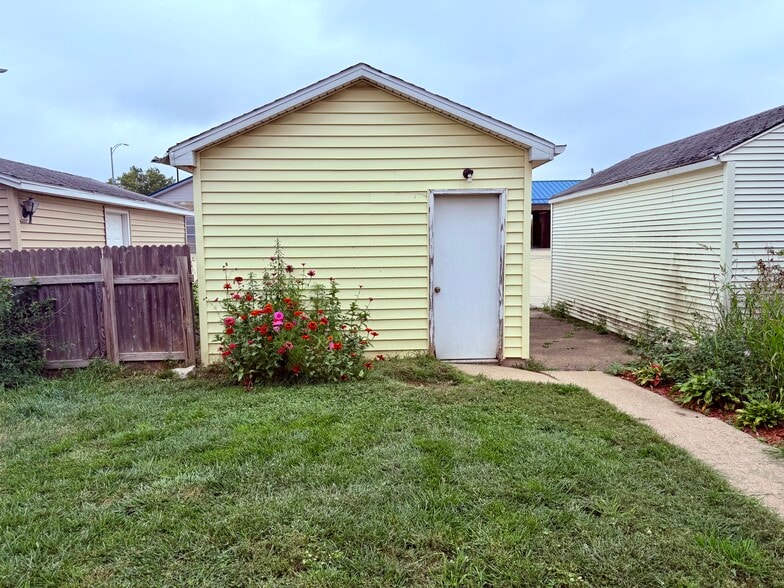 Garage - 1409 W 2nd St