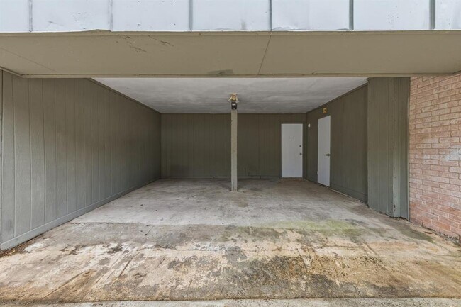 Building Photo - 6405 Chimney Creek Cir