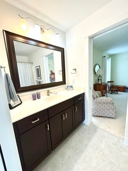 Bath between Bedrooms 3-4 - 112 Duck Ridge Village Ct