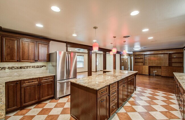 Building Photo - 1722 Front St