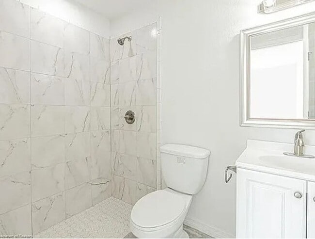 Building Photo - 3/2/1 Single Family Home Available – Cozy,...